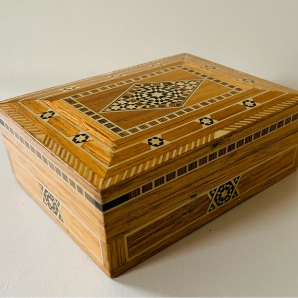 Wooden box - Picture 1 of 9